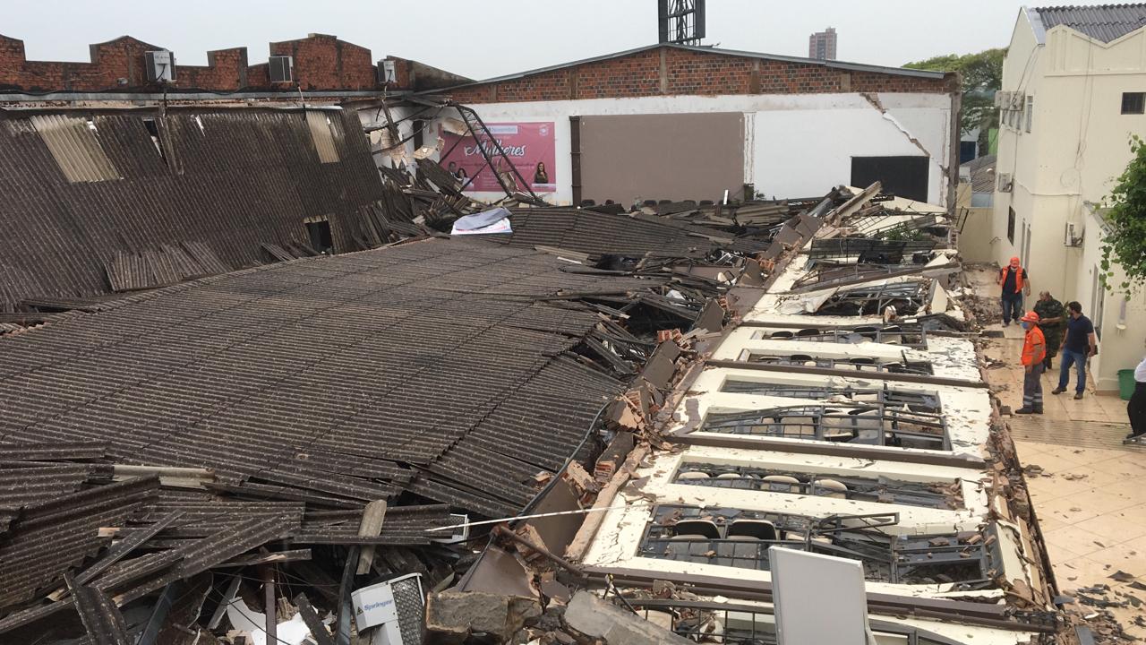 Tempestade deixa 652 casas sem energia e derruba teto de Igreja em Umuarama