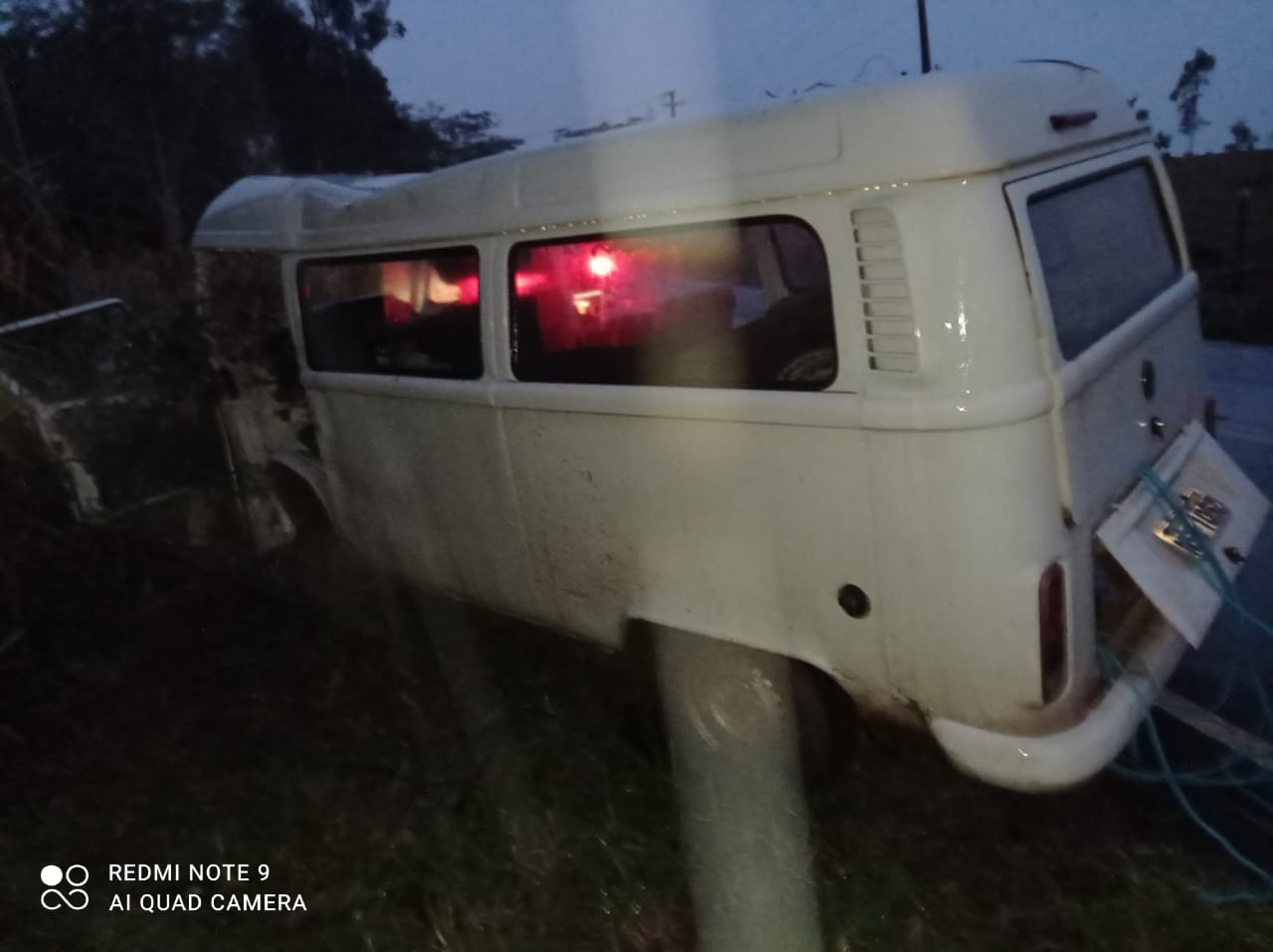 Choque de Kombi com árvore deixa 2 gravemente feridos entre Icaraíma e Alto Paraíso