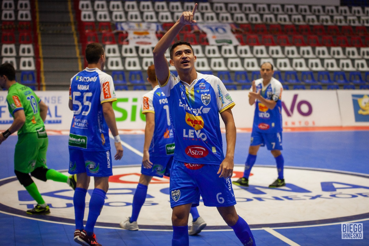 Umuarama Futsal vence e chega a liderança do grupo