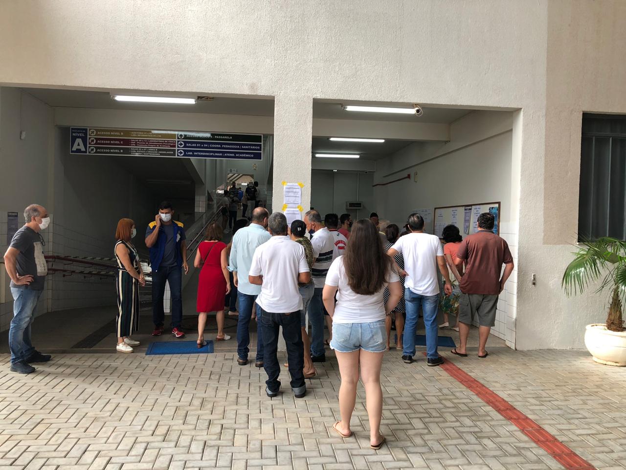 Aglomerações e eleitores sem saber onde votar por causa de mudanças de locais de votação