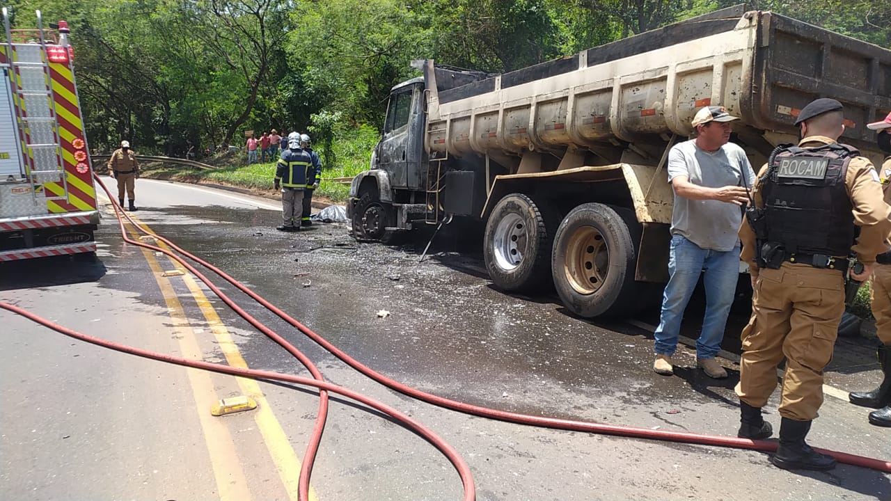Caminhão e moto pegam fogo após colisão que deixou um morto em Cianorte