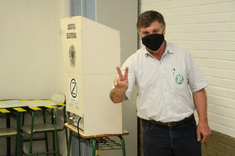 Jornal Ilustrado - Pozzobom é reeleito com 32 mil votos. E Câmara reelege quatro nomes