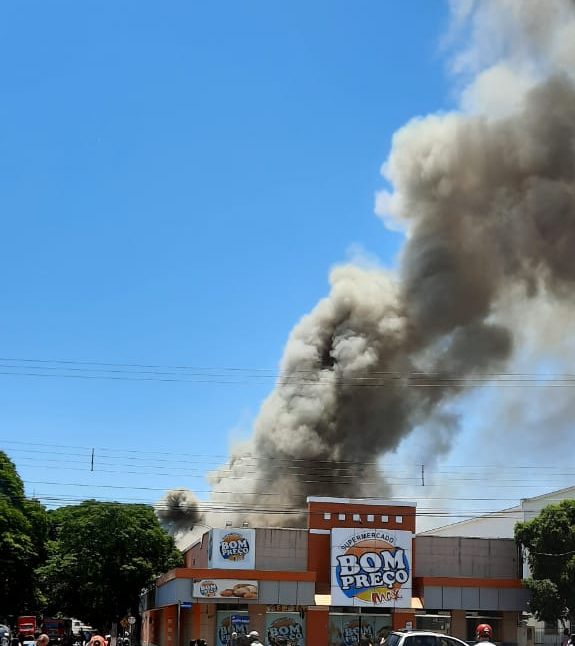 Incêndio de grande proporções destrói parte de supermercado em Altônia