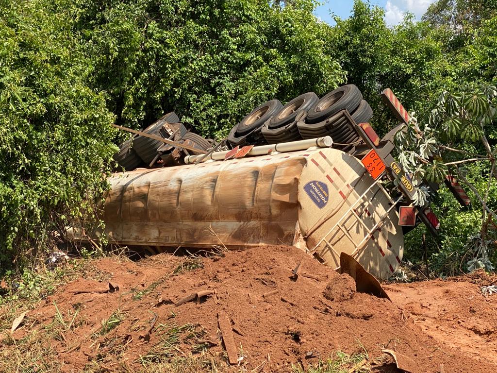 Motorista morre no tombamento de caminhão carregado com etanol em Icaraíma