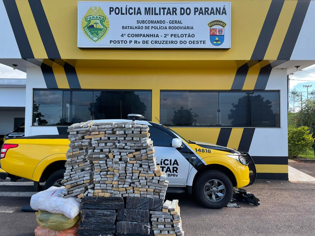Após perseguição pela PR-323, PRE apreende quase 400 kg de maconha