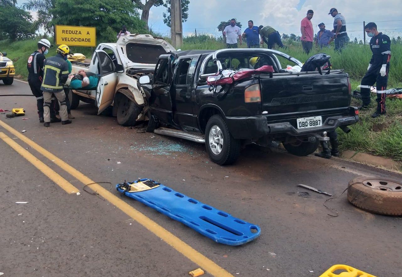 Colisão Frontal Entre Caminhonetes Deixa 2 Mortos E 3 Feridos Em