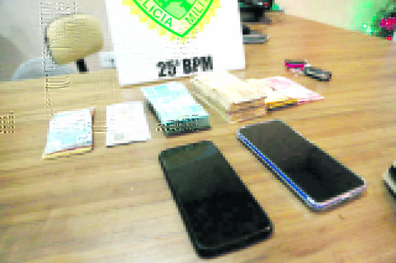 PM apreende R$ 15 mil em dinheiro e contrabando em Umuarama