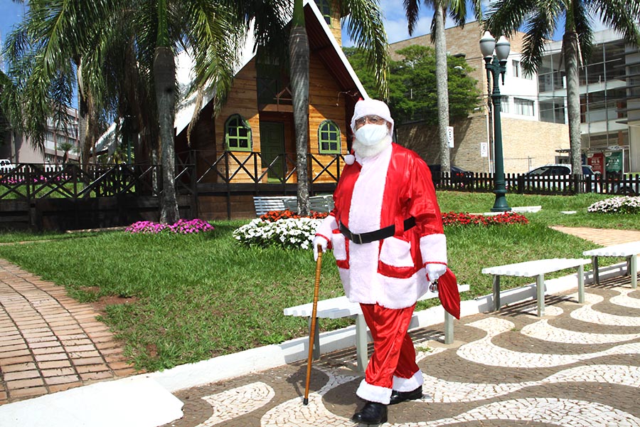 Papai Noel de Umuarama fica emocionado ao ver sua casa vazia na Hênio Romagnolli