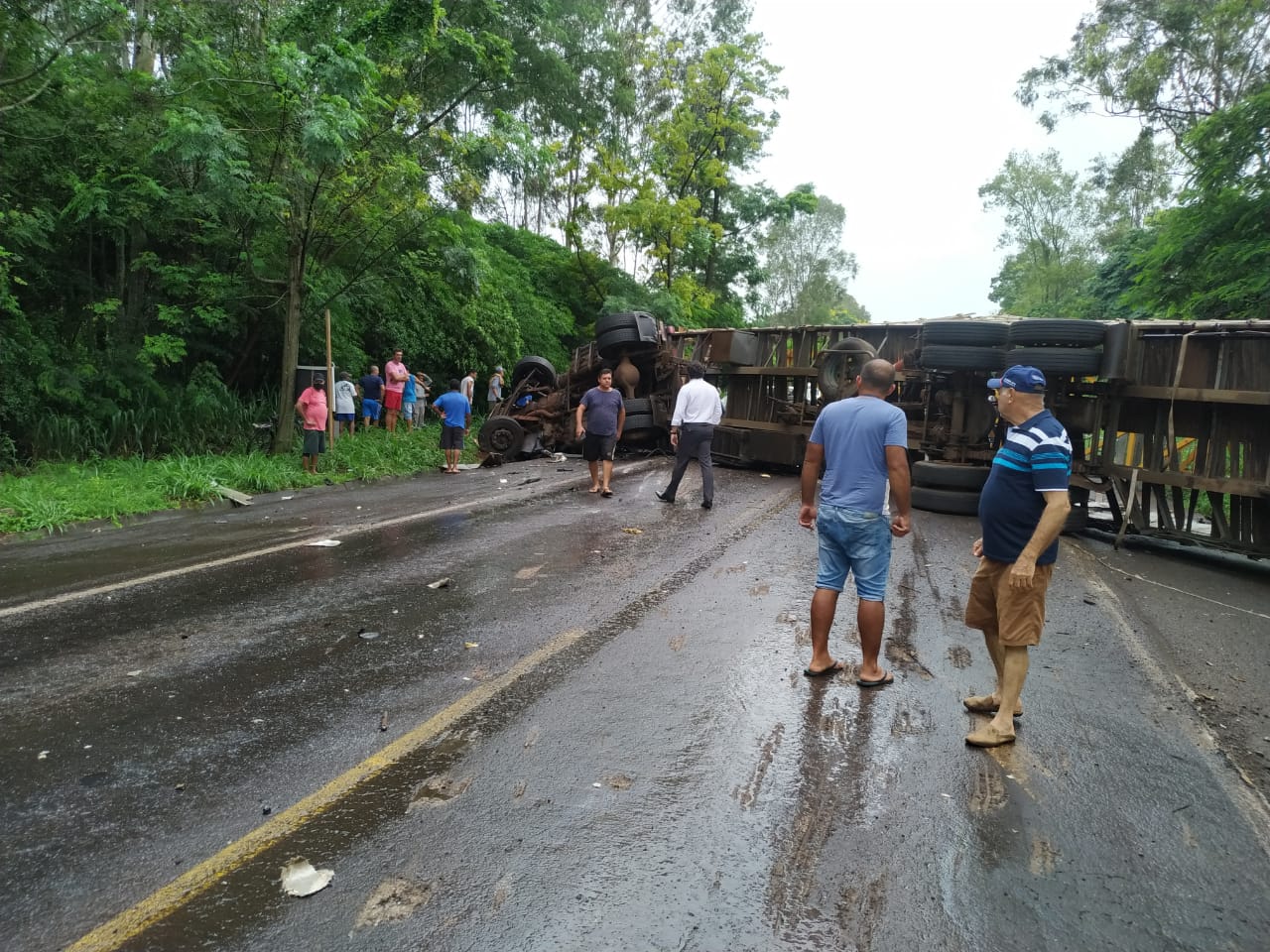 Morre a segunda vítima de acidente entre Umuarama e Perobal. Trânsito parado no local
