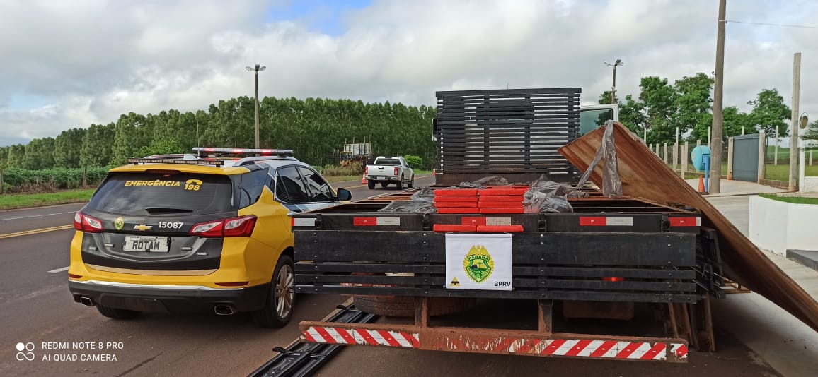 PRE apreende em Iporã 850 kg de maconha em fundo falso de caminhão