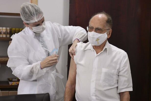 Jornal Ilustrado - Frei Clemente, o frei mais idoso do país, recebe a vacina contra o coronavírus
