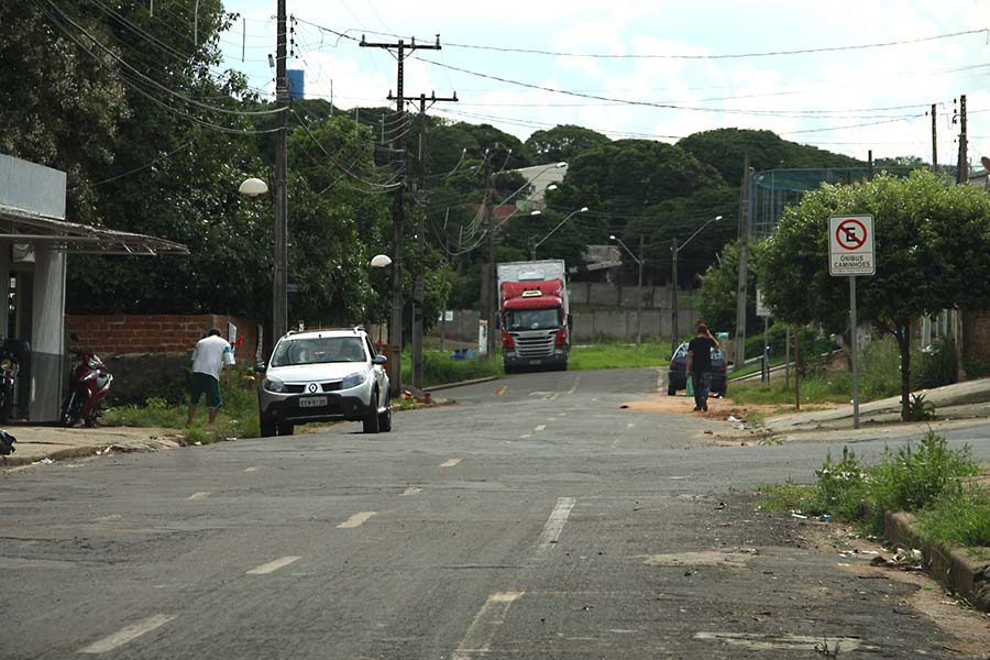 Moradores pedem quebra-molas em rua após atropelamento de segunda criança