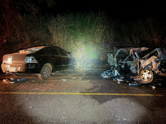 Jornal Ilustrado - Após colisão, carro com contrabando pega fogo e condutor morre