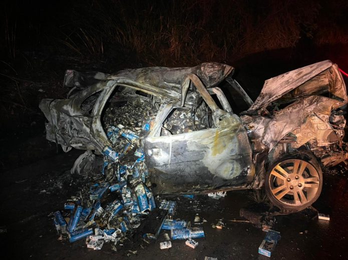 Jornal Ilustrado - Após colisão, carro com contrabando pega fogo e condutor morre