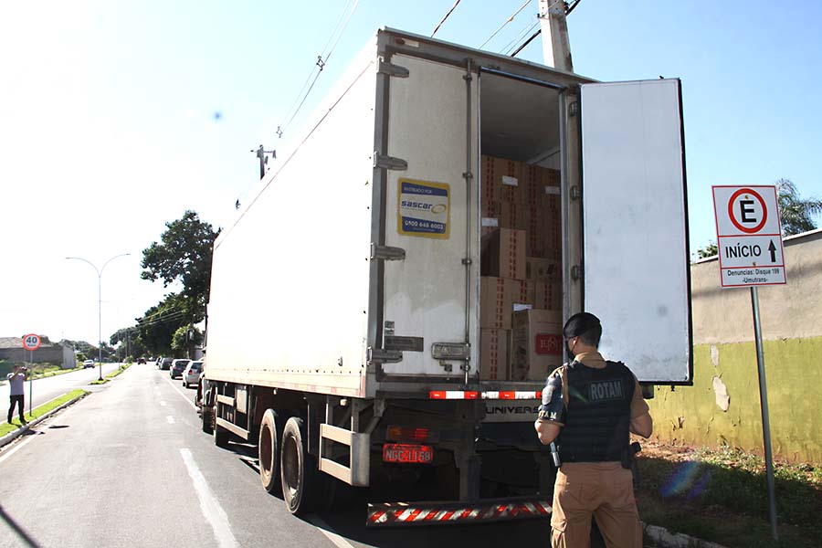 PM estoura depósitos ilegais e apreende caminhões de cigarros em Douradina