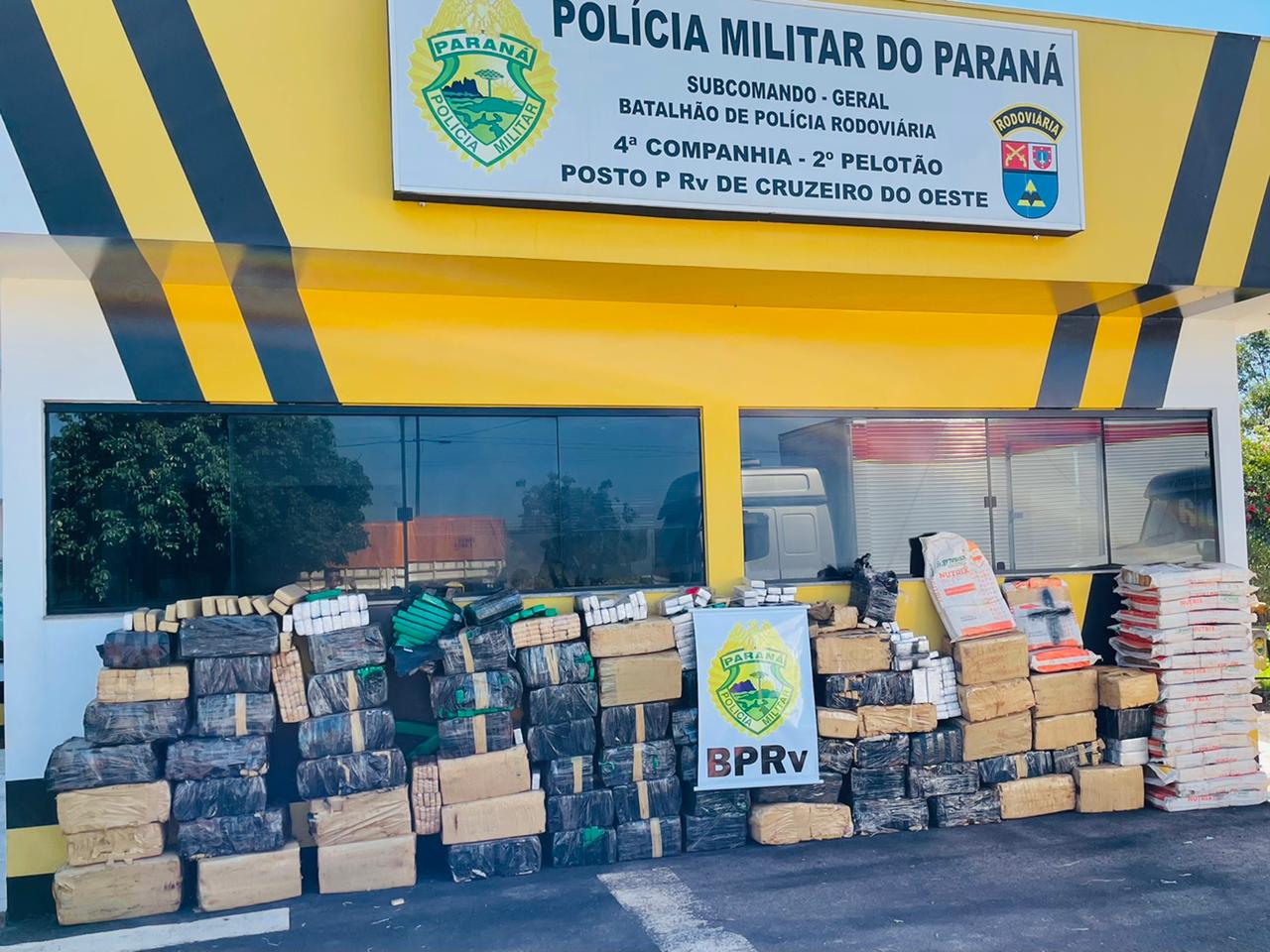 PRE faz apreensão milionária de maconha na PR-323 em Cruzeiro do Oeste