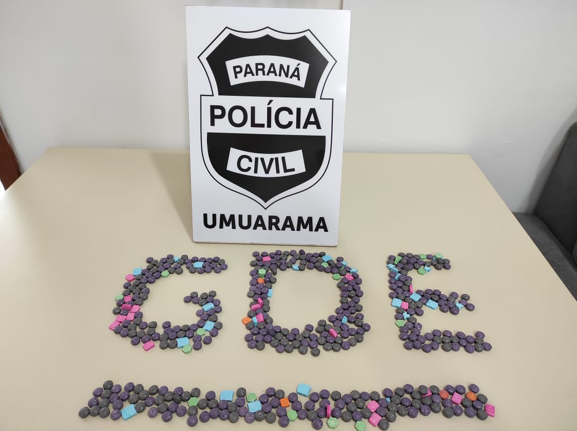 Jovem é presa ao receber encomenda com 500 comprimidos de ecstasy