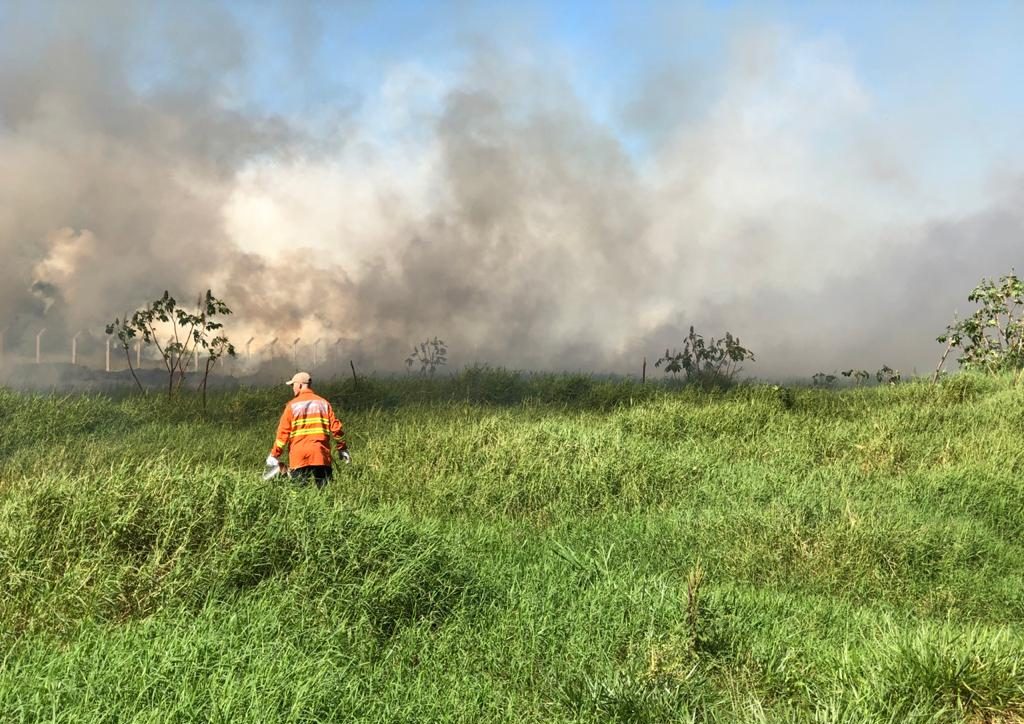 Bombeiros registram grande incêndio nos fundos do Aeroporto de Umuarama