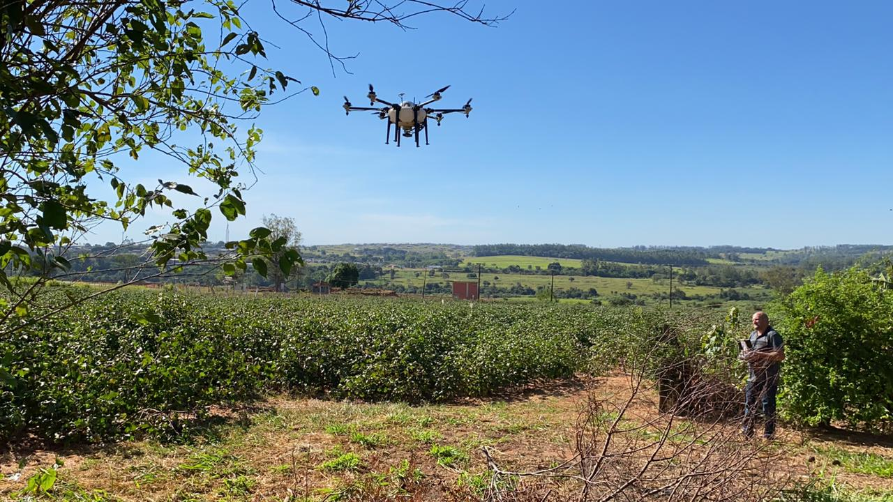 UEM de Umuarama pesquisa aplicação de agrotóxicos usando a tecnologia de drone