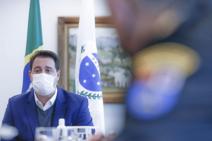 Novo decreto passa toque de recolher para 20 hs e muda horário do comércio