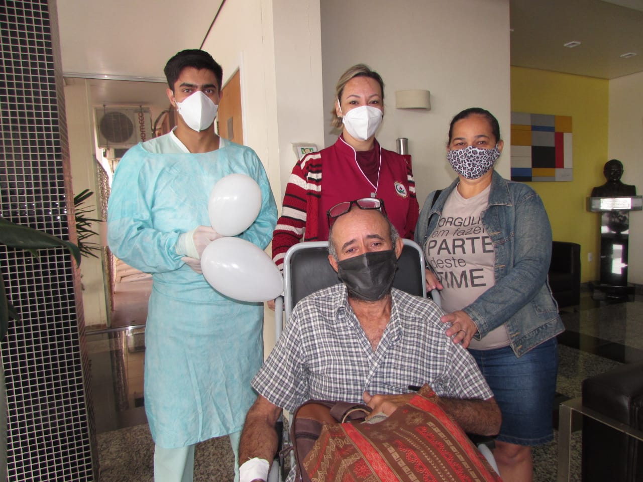 Após vencer a covid-19, emoção toma conta de paciente e profissionais do hospital Cemil