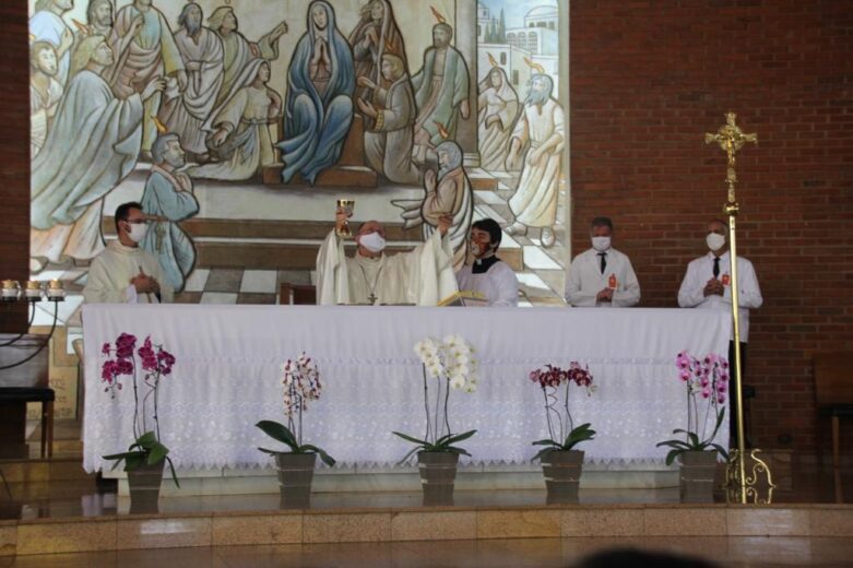 Jornal Ilustrado - Sem tapetes decorados, Corpus Christi é marcado por missas e demonstrações de fé