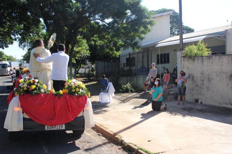 Jornal Ilustrado - Sem tapetes decorados, Corpus Christi é marcado por missas e demonstrações de fé