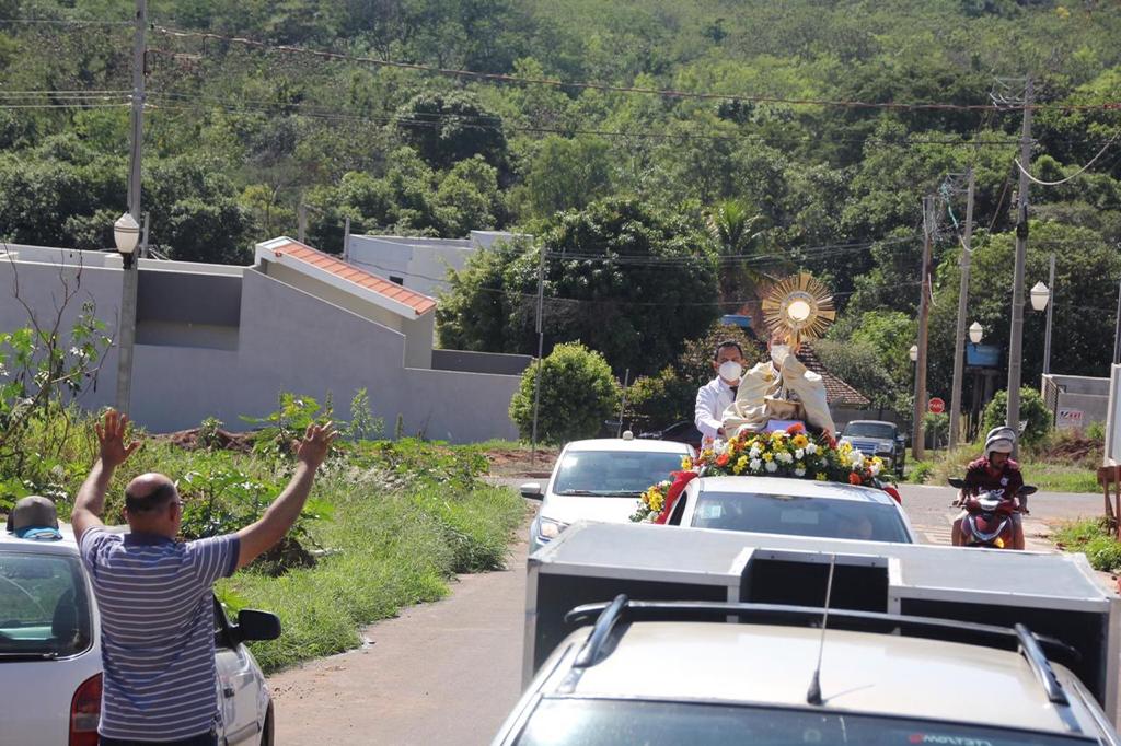 Sem tapetes decorados, Corpus Christi é marcado por missas e demonstrações de fé