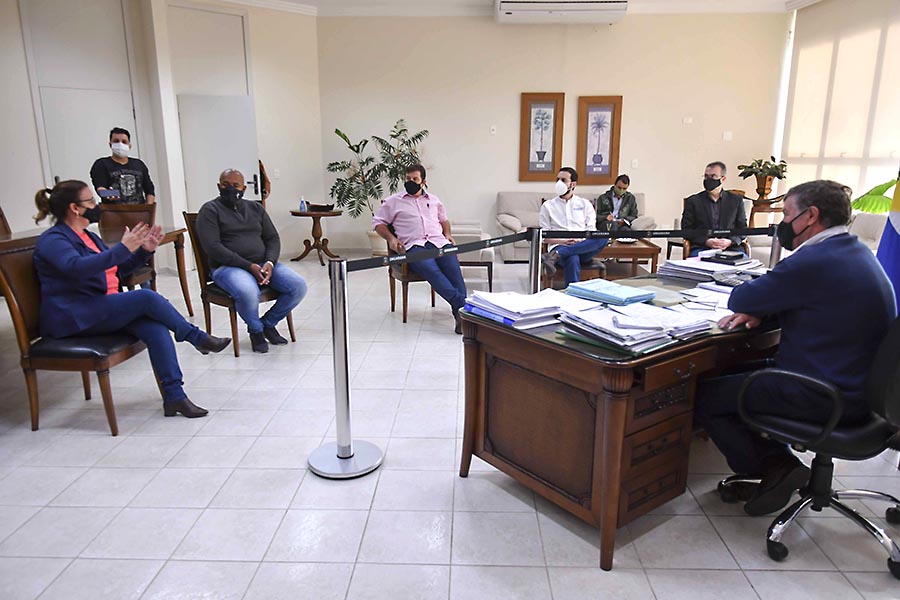 Celso Pozzobom entrega projeto do auxílio emergencial para avaliação dos vereadores
