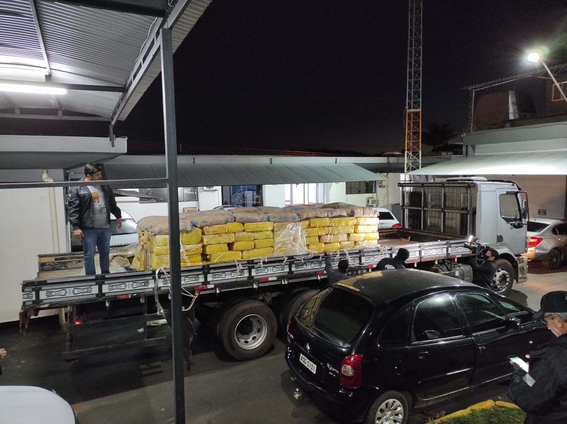 Polícia Civil apreende 3,8 toneladas de maconha na PR-323