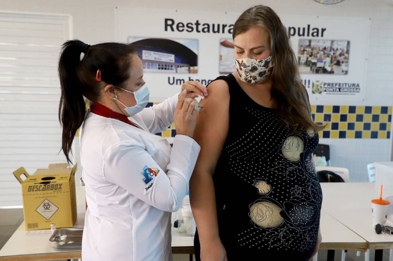 Gestantes que receberam dose da AstraZeneca vão tomar segunda da Pfizer ou CoronaVac
