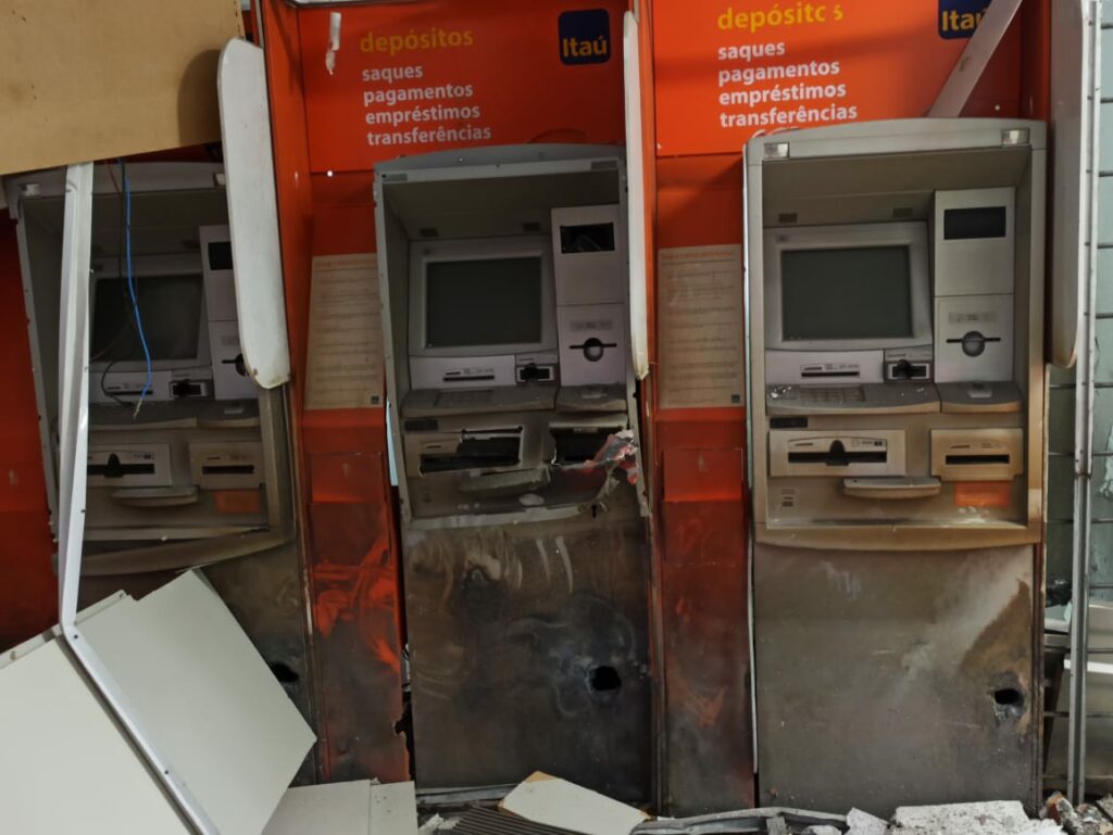 Bando explode agência bancária em Mariluz-PR