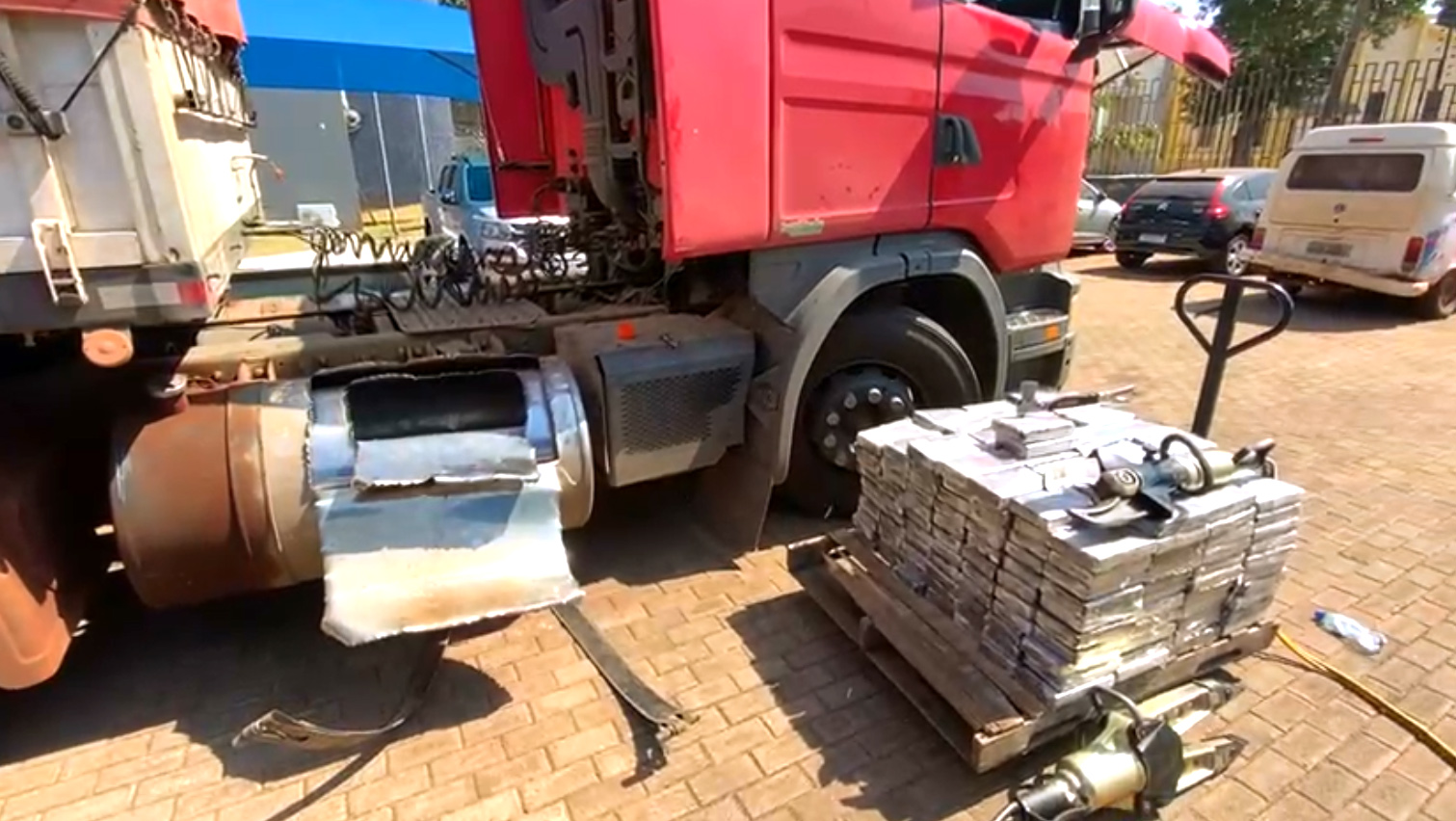 Guaíra: Ação conjunta encontra 325 kg de cocaína escondida em tanque de combustível