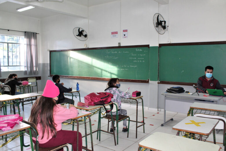 Jornal Ilustrado - Saúde edita resolução e escolas do Paraná podem receber mais alunos por sala de aula