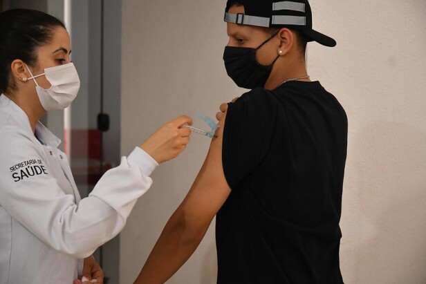 Umuarama inicia vacinação para adolescentes de 12 a 17 e terceira dose para idosos