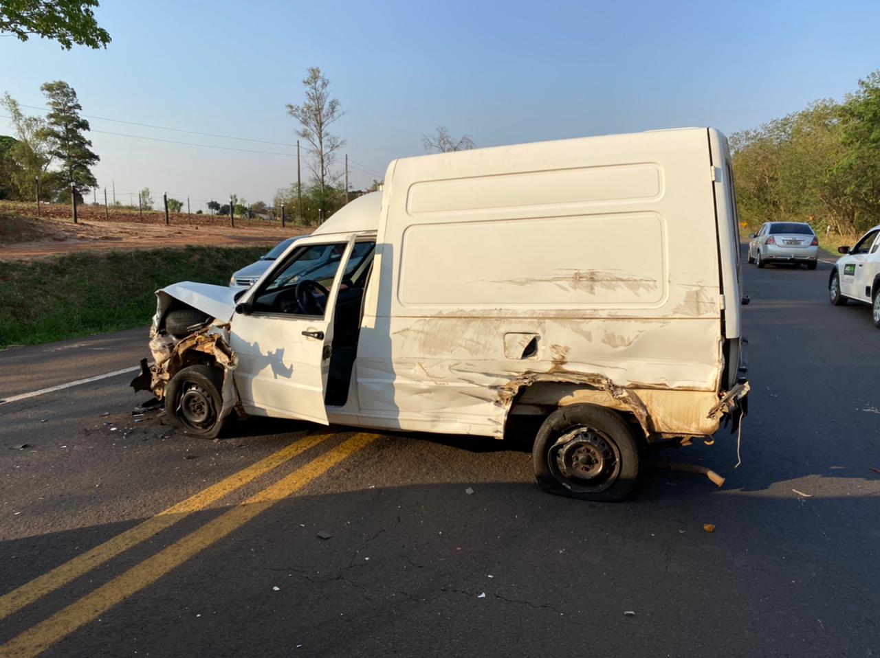 Motorista de Fiorino escapa ileso de grave acidente na PR-323 em Umuarama
