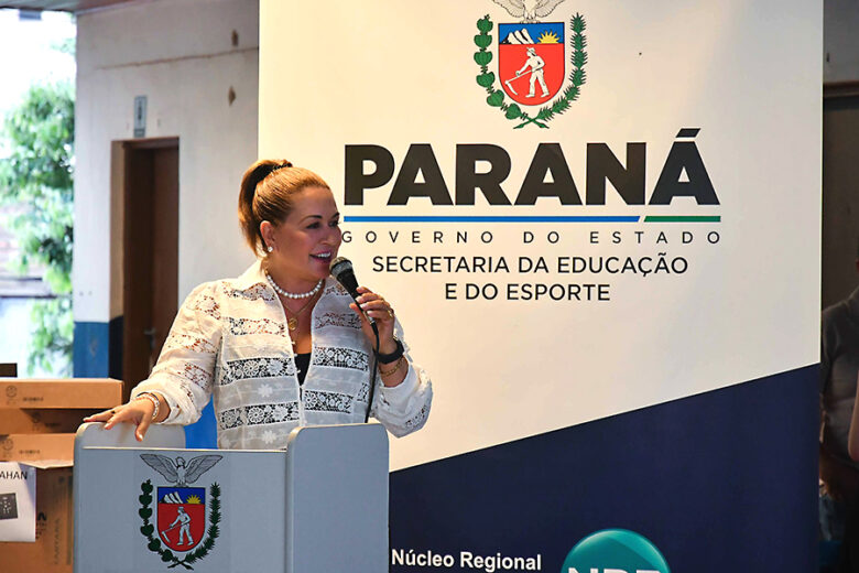 Jornal Ilustrado - Secretário Guto Silva entrega kits de robótica para 13 escolas da região