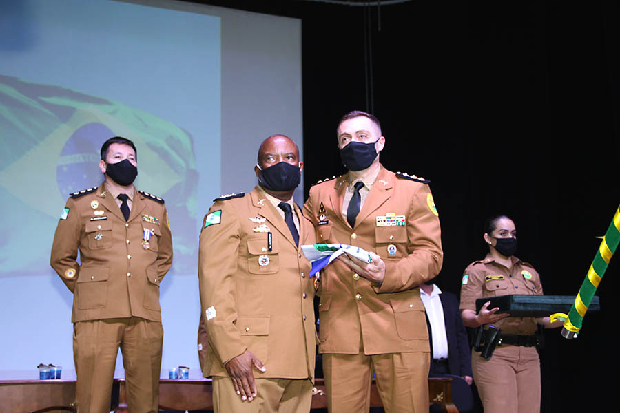 Com emoção, coronel Santos passa comando do 25º BPM e entrega medalhas de mérito