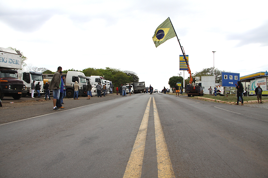 Caminhoneiros liberam PR-323 em Cruzeiro e prometem fechar Umuarama