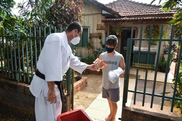 Centro da Juventude leva atividades especiais às casas de crianças e adolescentes