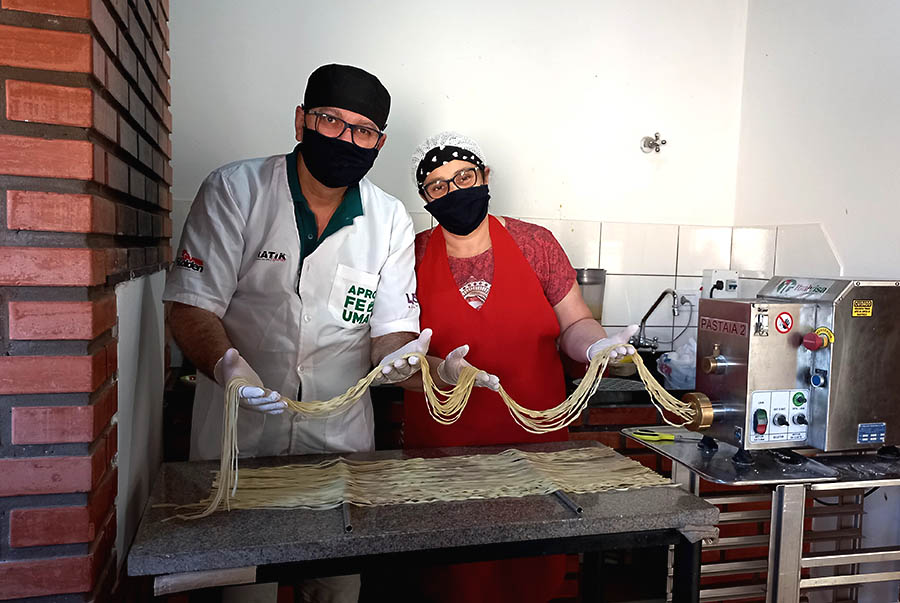 Pandemia provoca e Di Magda se reinventa com macarrão colorido