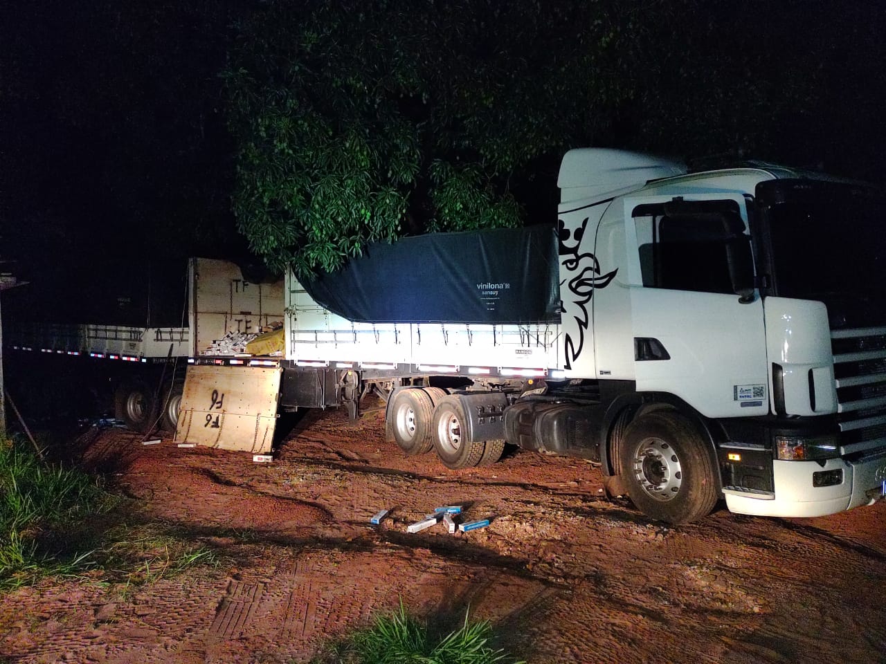 PM apreende em Altônia bitren carregada com cigarros contrabandeados