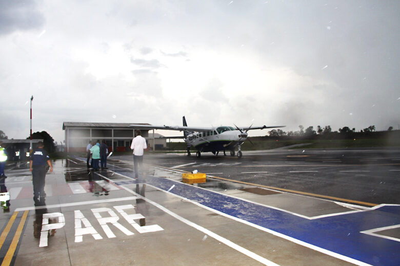 Jornal Ilustrado - Nem a chuva impediu a chegada do primeiro voo comercial em Umuarama