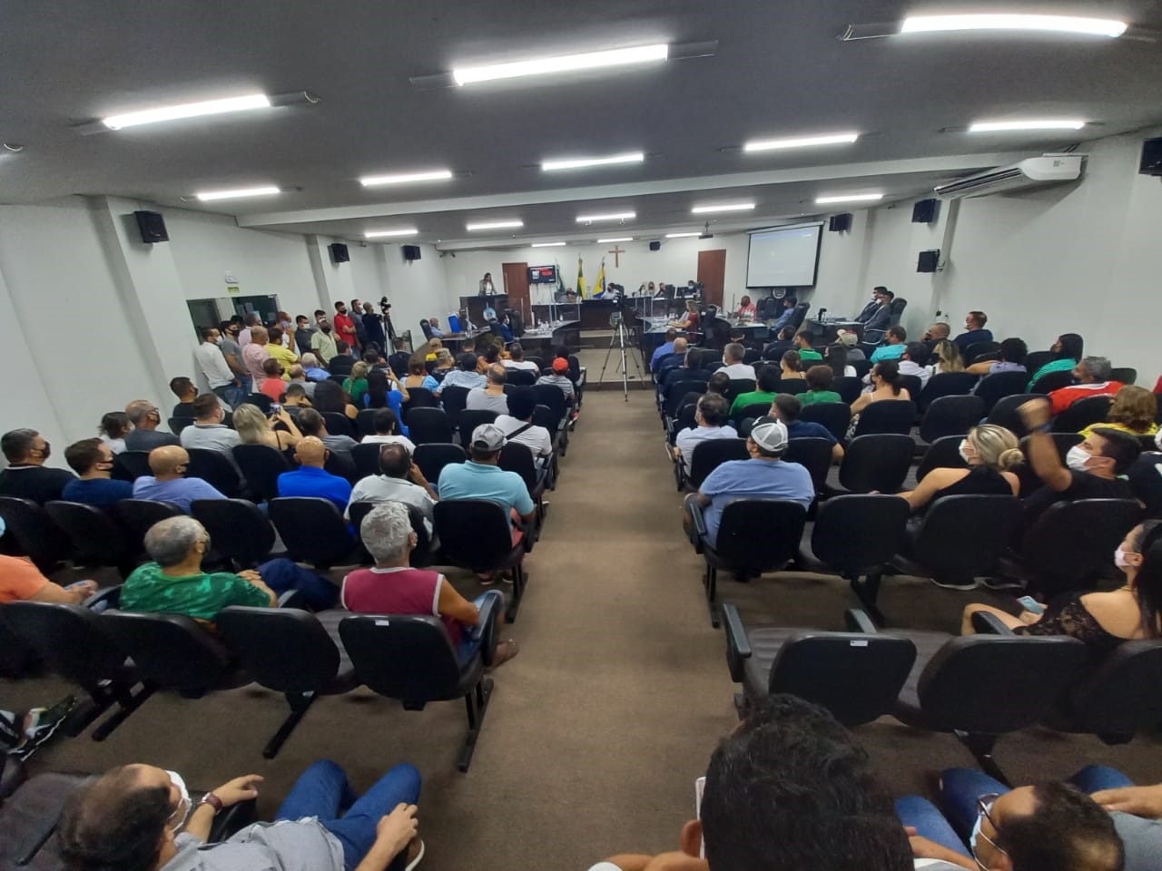 Por unanimidade vereadores cassam mandato do prefeito Celso Pozzobom