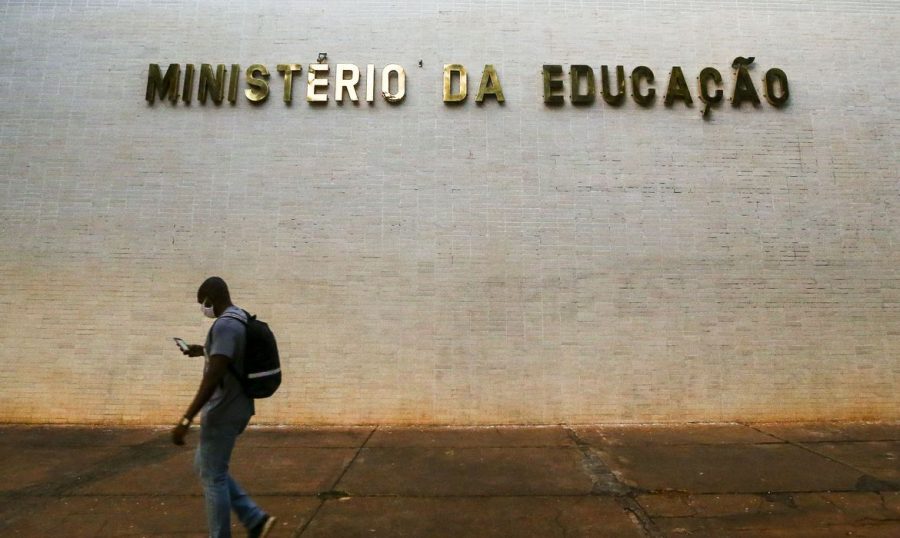 Jornal Ilustrado - Pastores controlam agenda e liberação de dinheiro no Ministério da Educação