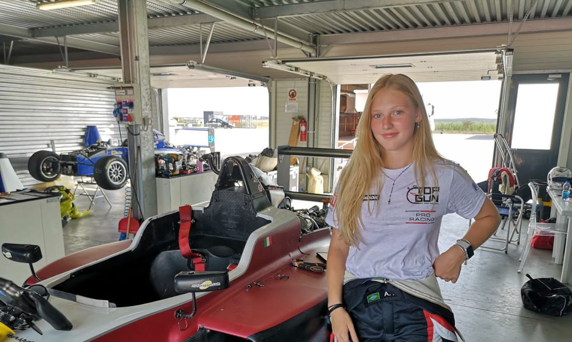 Jornal Ilustrado - Aos 15 anos, única garota na F4 brasileira mira carreira nas pistas