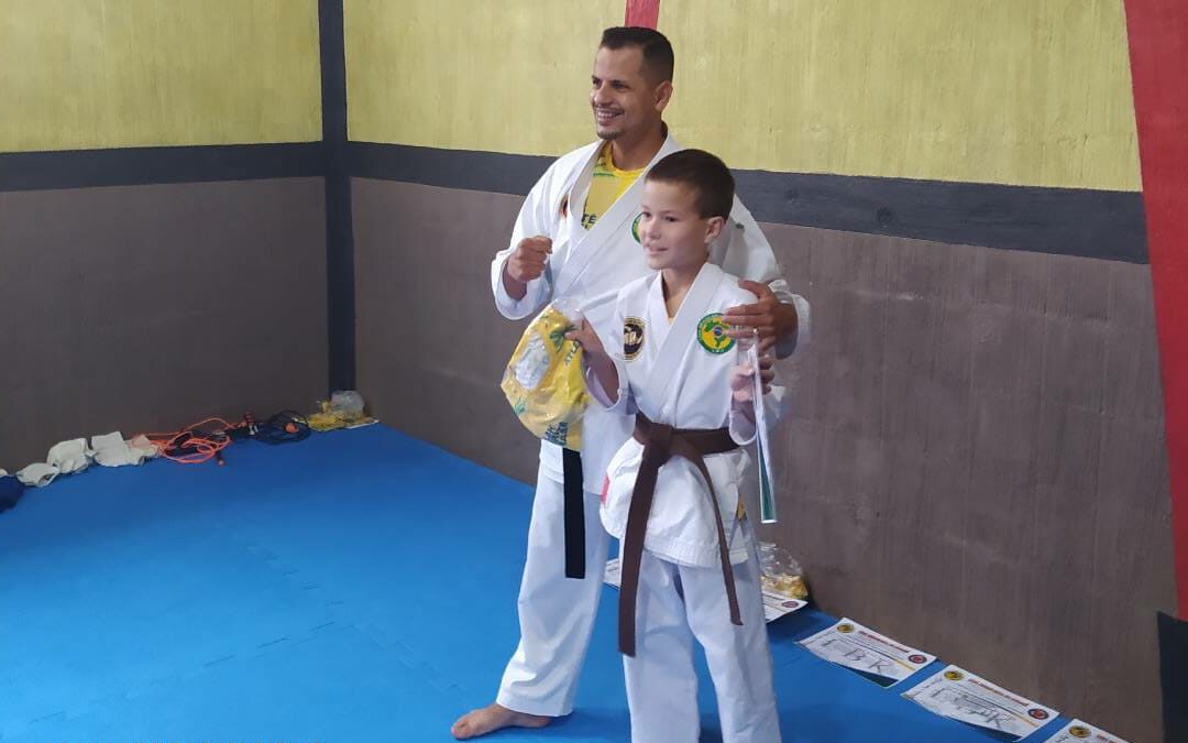 Jornal Ilustrado - Atleta de Karatê de 10 anos pede ajuda para representar o Brasil em campeonato mundial