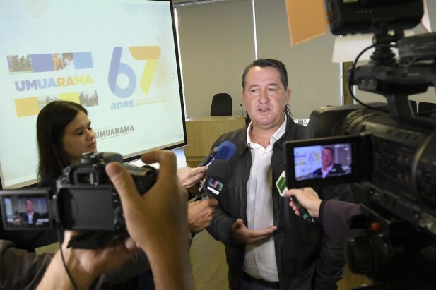 Jornal Ilustrado - Pimentel retira da pauta da Câmara projeto de abono para professores