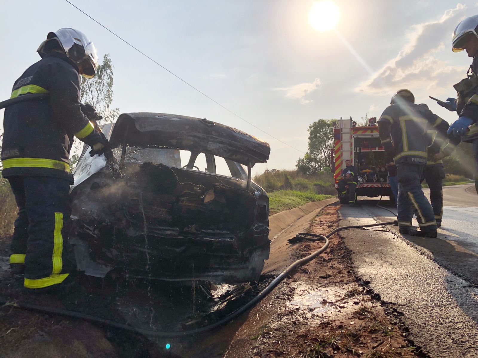 Veículo carregado com maconha pega fogo na PR-482, em Maria Helena 