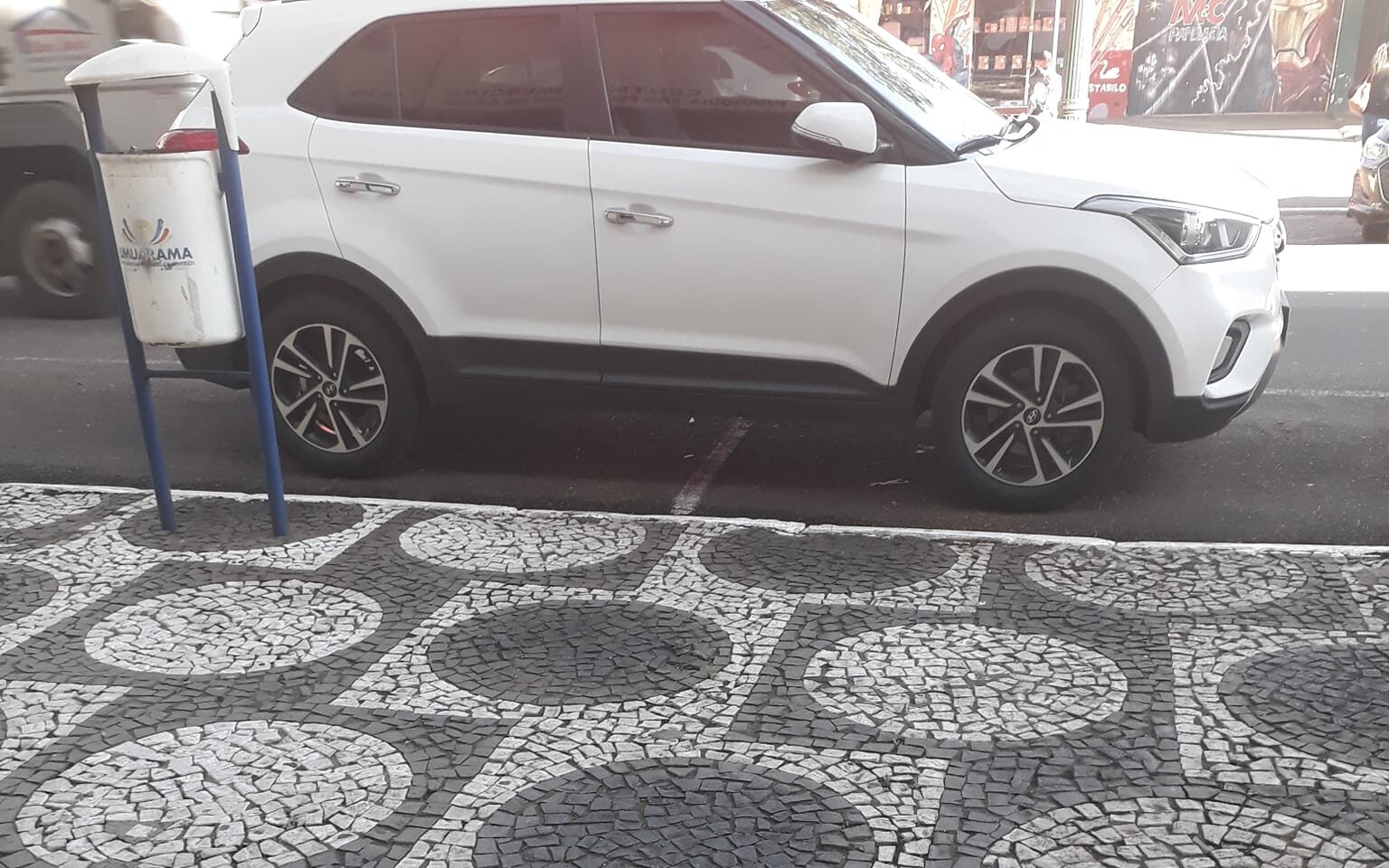 carro_pega_duas_vagas_estacionamento